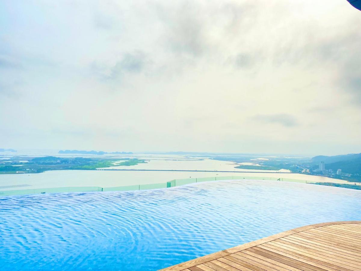 A La Carte Ha Long Apartment By The Beach Экстерьер фото